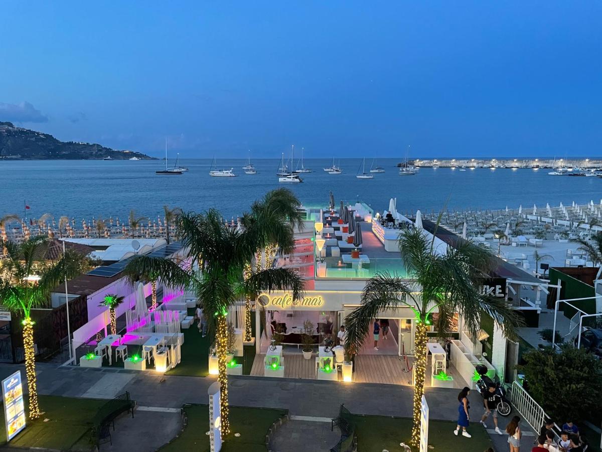 La Finestra Sul Mare Modern Apartment 지아르디니낙소스 외부 사진