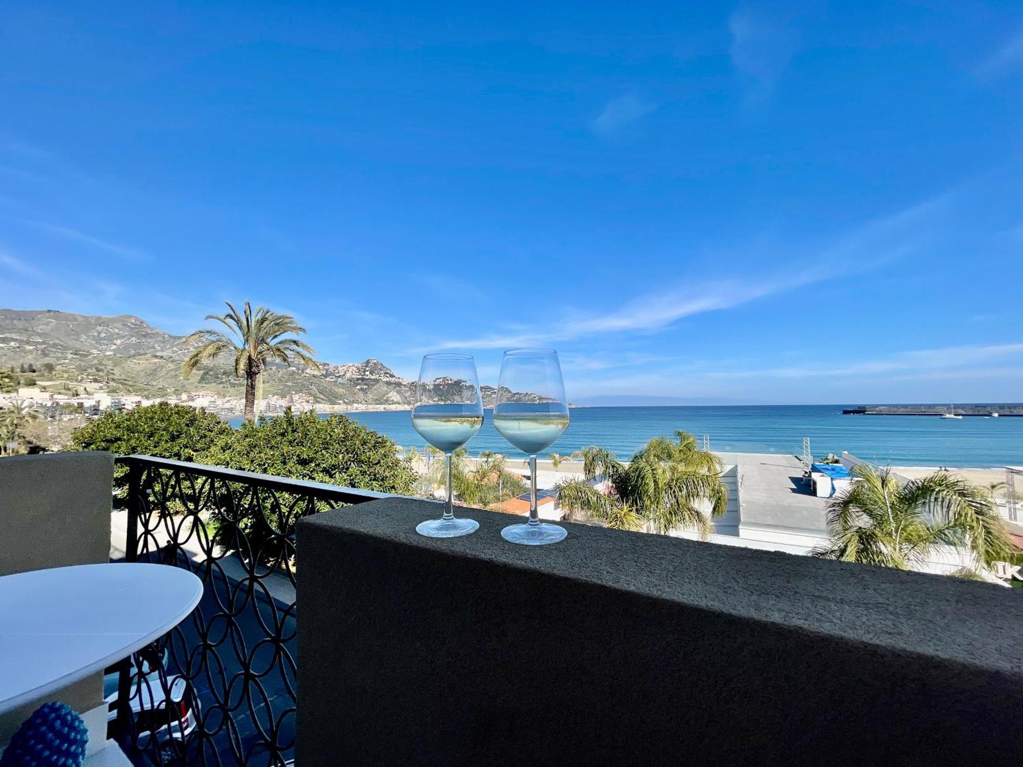 La Finestra Sul Mare Modern Apartment 지아르디니낙소스 외부 사진