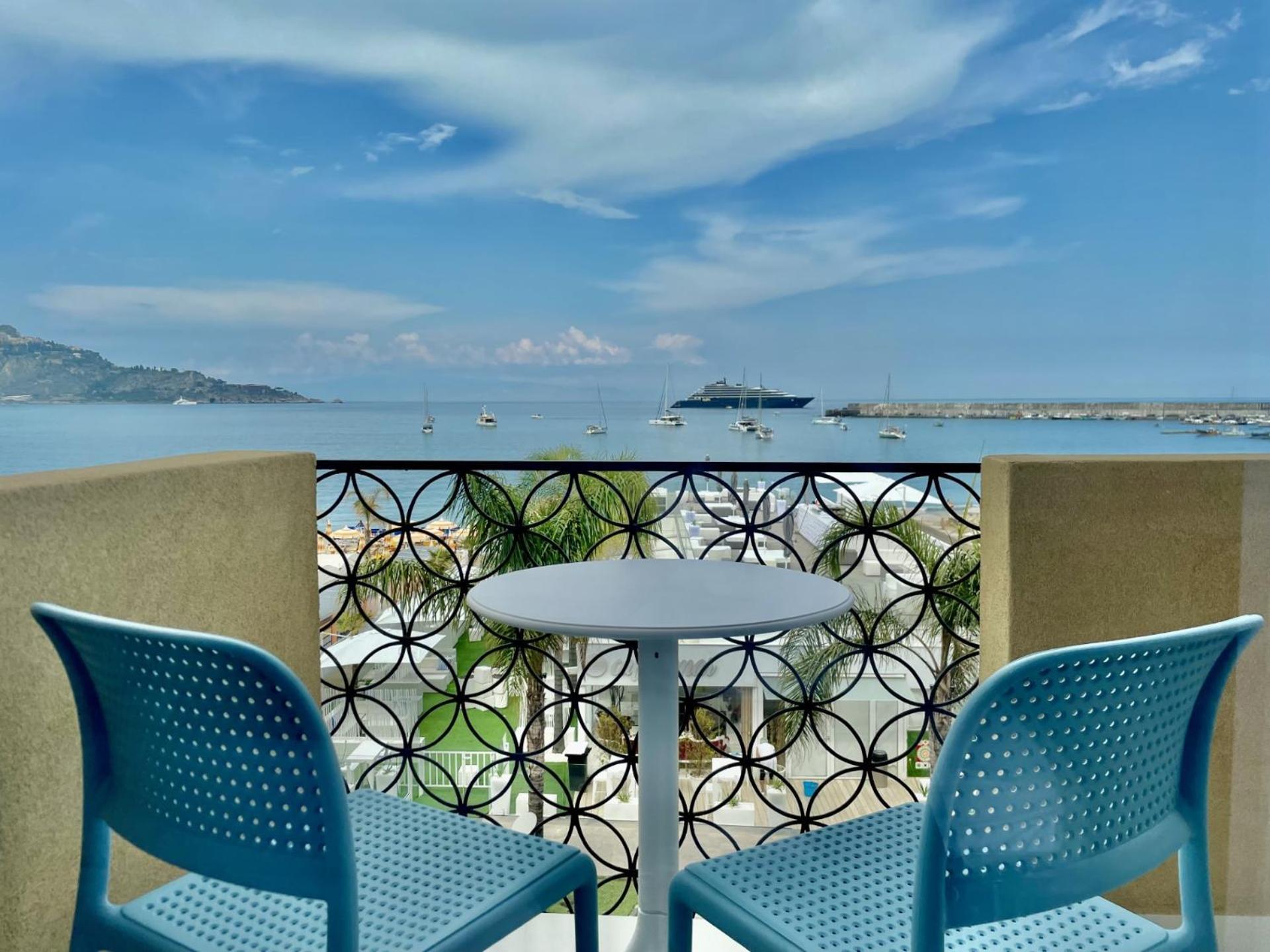La Finestra Sul Mare Modern Apartment 지아르디니낙소스 외부 사진