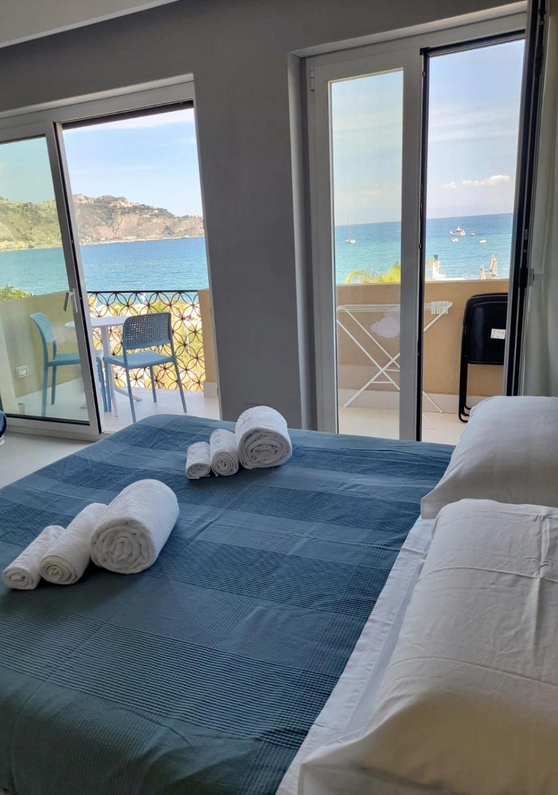 La Finestra Sul Mare Modern Apartment 지아르디니낙소스 외부 사진