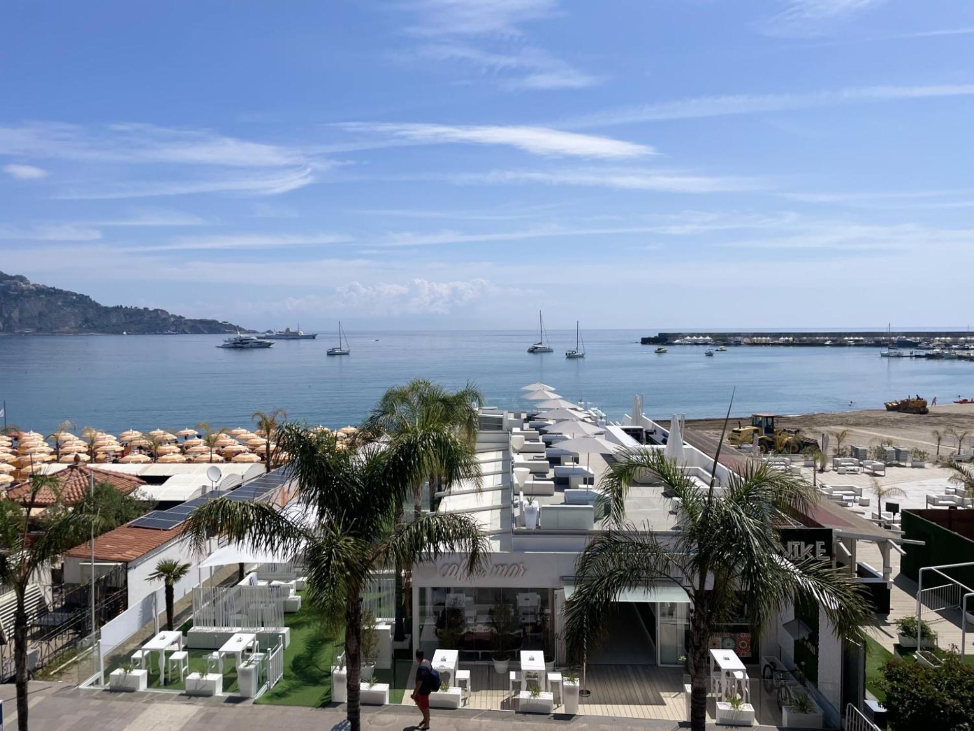 La Finestra Sul Mare Modern Apartment 지아르디니낙소스 객실 사진