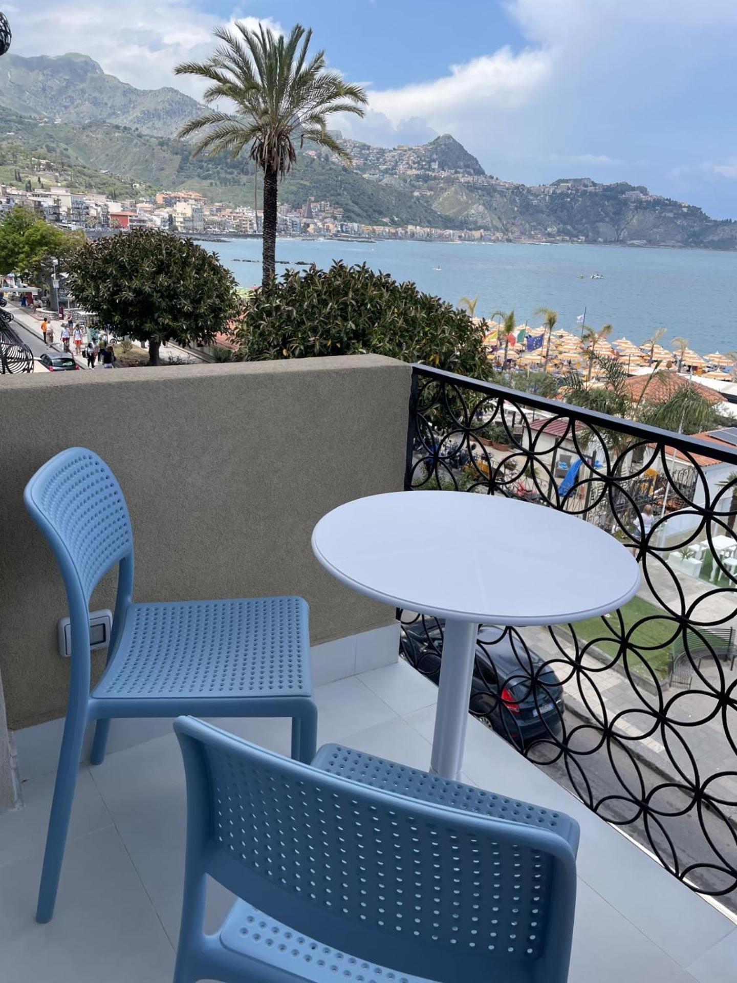 La Finestra Sul Mare Modern Apartment 지아르디니낙소스 객실 사진